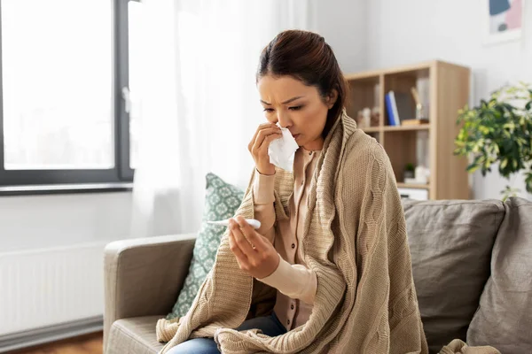 Mujer enferma que mide la temperatura por termómetro — Foto de Stock