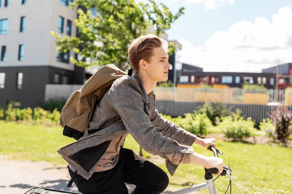 Молодий чоловік їде на велосипеді на міській вулиці — стокове фото