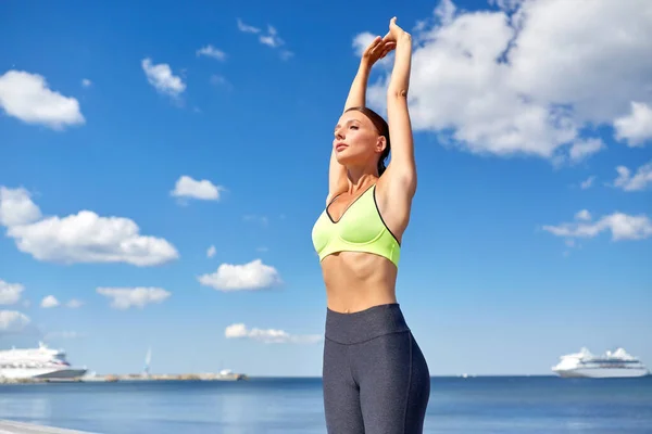 Giovane donna che fa sport al mare — Foto Stock