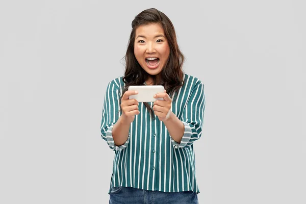 Feliz mulher asiática usando smartphone — Fotografia de Stock