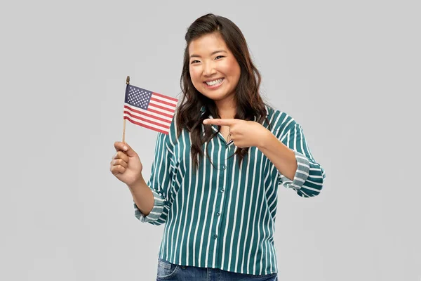 미국 국기가 달린 행복 한 아시아인 여인 — 스톡 사진