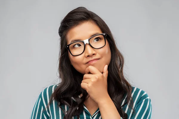 Retrato de pensamiento asiático mujer en gafas —  Fotos de Stock