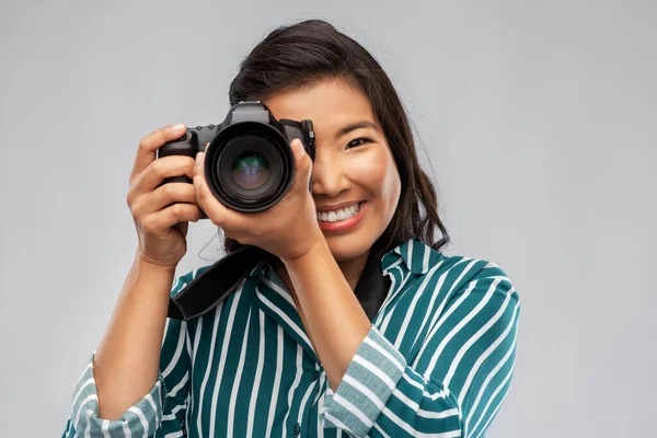 Asiática fotógrafa feminina com câmera digital — Fotografia de Stock