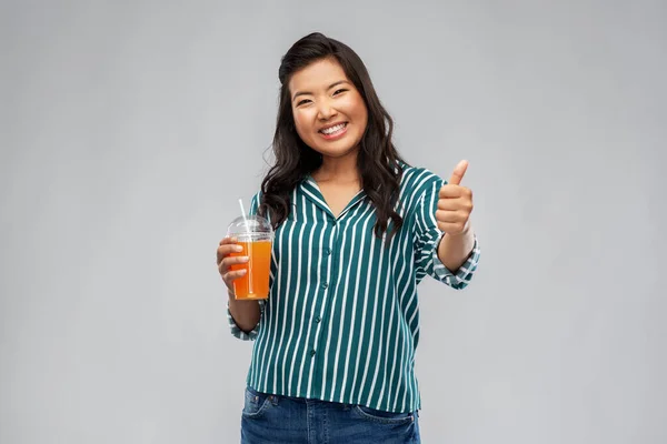 Mujer asiática con jugo en taza de plástico con paja —  Fotos de Stock