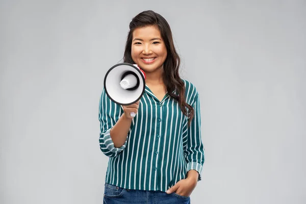 Feliz sorrindo asiático mulher falando para megafone — Fotografia de Stock