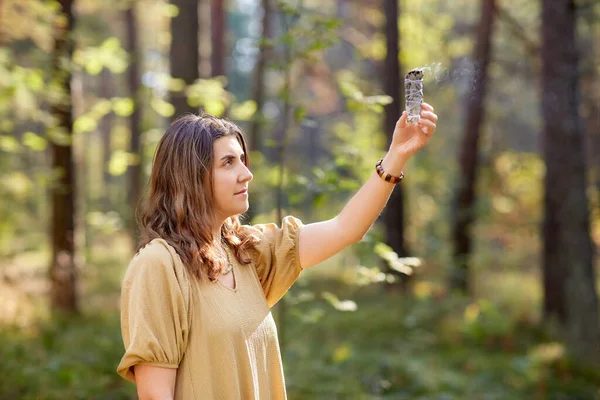 Mujer o bruja realizando un ritual mágico en el bosque — Foto de Stock