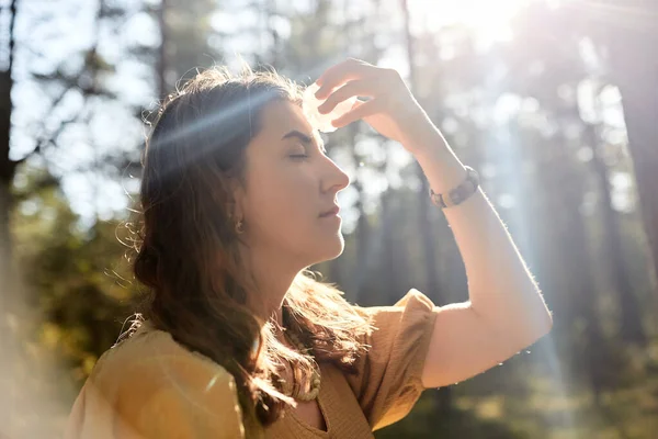 Mujer o bruja realizando un ritual mágico en el bosque — Foto de Stock