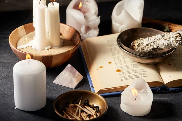 Libro mágico, salvia, velas encendidas y personal ritual — Foto de Stock