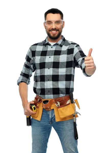 Trabalhador masculino feliz ou construtor com cinto de ferramentas — Fotografia de Stock