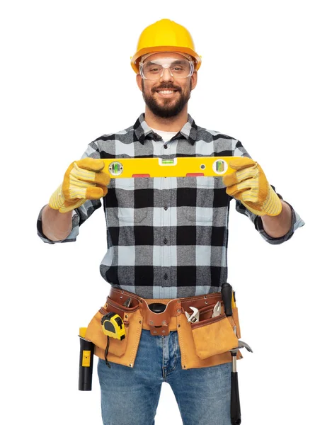 Feliz trabajador masculino o constructor en casco con nivel — Foto de Stock