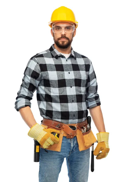 Trabalhador masculino feliz ou construtor em capacete e óculos — Fotografia de Stock