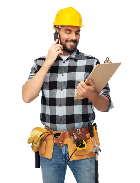 Constructor feliz con portapapeles de llamada en el teléfono inteligente — Foto de Stock