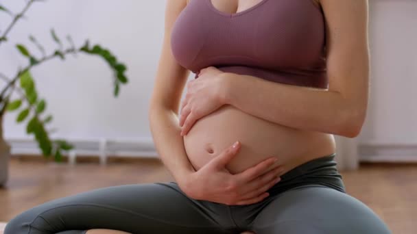 Kobieta w ciąży medytująca w domu — Wideo stockowe