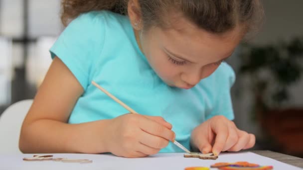 Niña para colorear artesanía en casa — Vídeos de Stock