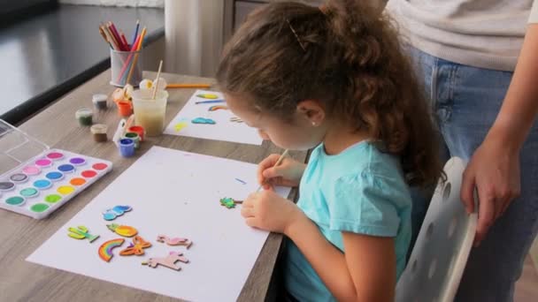 Madre con hija pequeña dibujando en casa — Vídeos de Stock