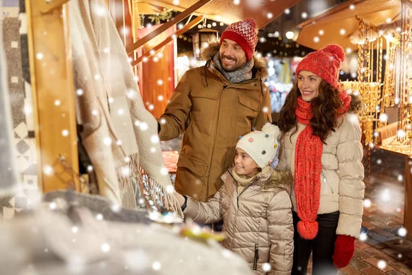 Familie fericită la piața de Crăciun din oraș — Fotografie, imagine de stoc