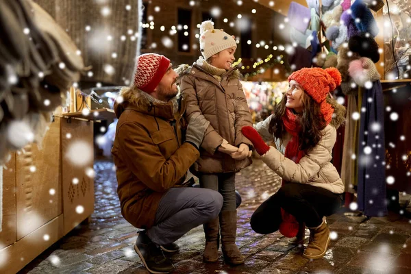 Familia feliz en el mercado de Navidad en la ciudad —  Fotos de Stock