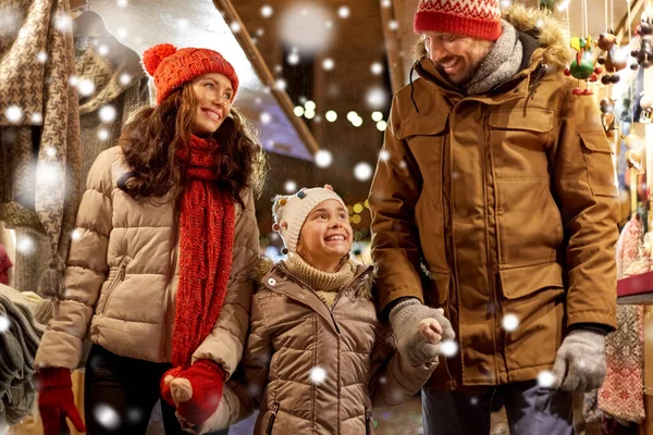 Boldog család a karácsonyi piacon a városban — Stock Fotó