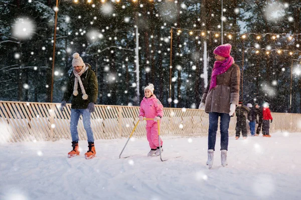 Famille heureuse à la patinoire extérieure en hiver — Photo