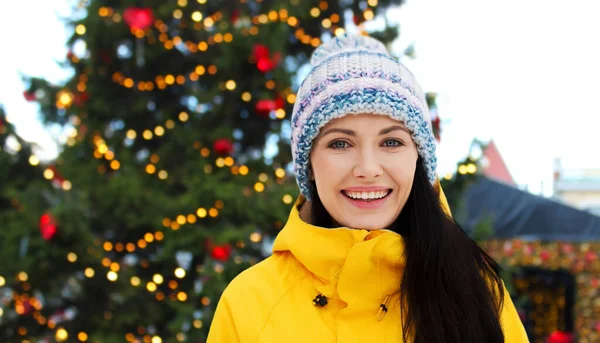 Heureuse jeune femme sur fond de marché de Noël — Photo