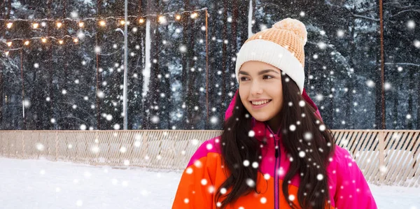 Feliz adolescente sobre pista de patinaje sobre hielo en invierno —  Fotos de Stock