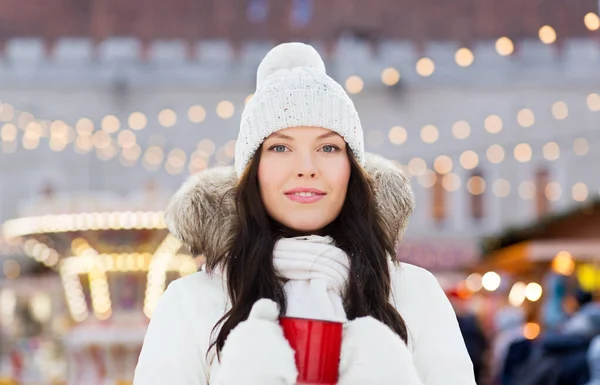 Happy young woman with tea cup at christmas market — Stock Photo, Image