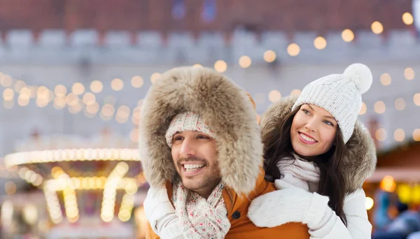 Happy couple over christmas market background — Stock Photo, Image