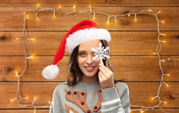 Женщина в рождественском свитере с оленьим рисунком — стоковое фото