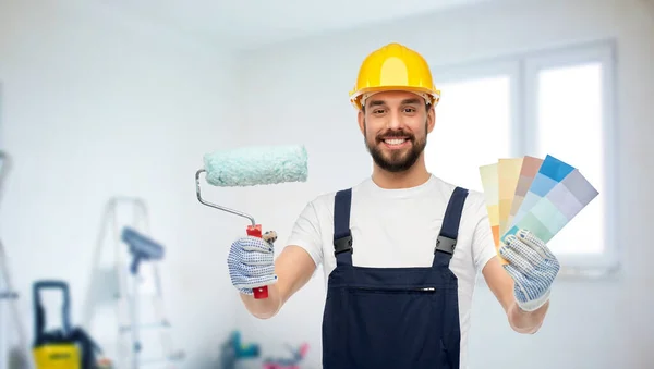 Männlicher Erbauer mit Farbwalze und Farbpaletten — Stockfoto