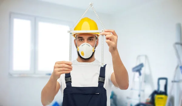 Trabalhador masculino ou construtor com regra carpinteiros — Fotografia de Stock