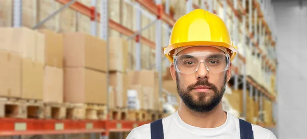 Arbeiter oder Lader mit Helm im Lager — Stockfoto