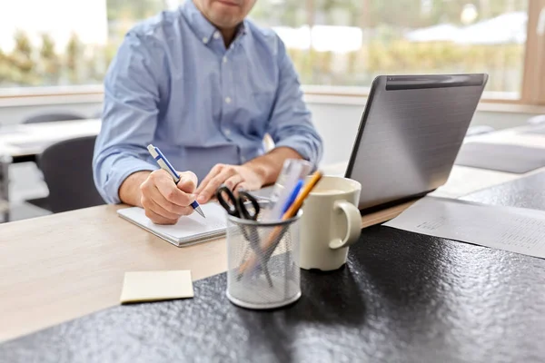 Homme avec ordinateur portable travaillant au bureau à domicile — Photo