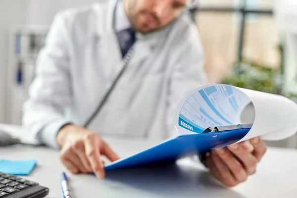 Doctor masculino llamando al teléfono del escritorio en el hospital —  Fotos de Stock