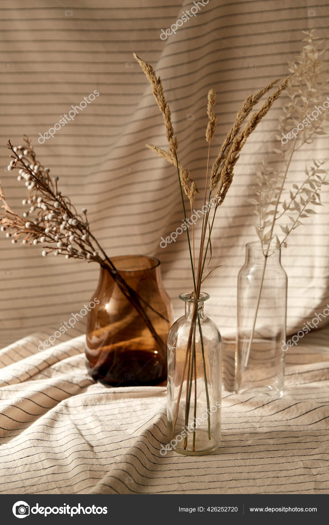 Flores secas decorativas en jarrones y botellas: fotografía de stock ©  Syda_Productions #426252720