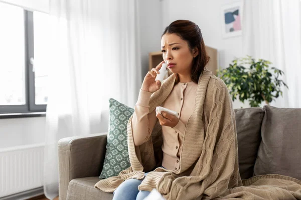 Nemocný asijské žena s nosní sprej lék doma — Stock fotografie