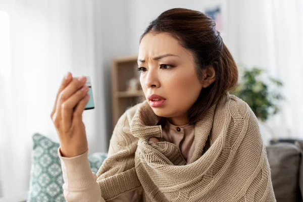 Sjuk asiatisk kvinna med medicin i hemmet — Stockfoto