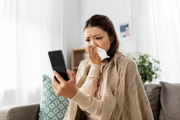 Hasta kadın akıllı telefondan evde video görüşmesi yapıyor. — Stok fotoğraf