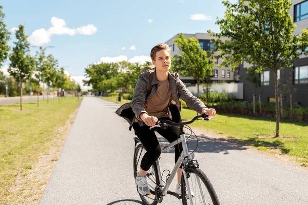 Giovane uomo in bicicletta sulla strada della città — Foto Stock