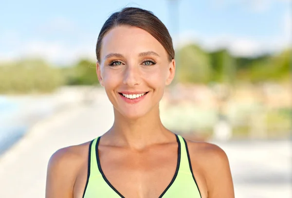 Retrato de sonriente joven mujer deportiva al aire libre — Foto de Stock