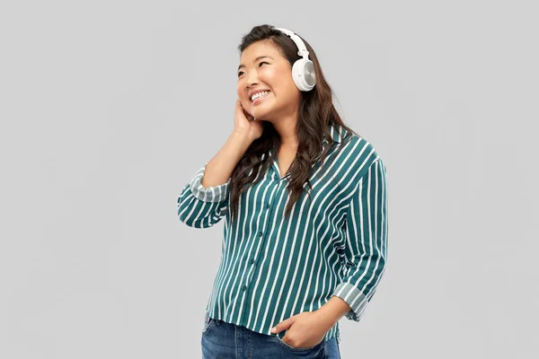 Asiatin mit Kopfhörer hört Musik — Stockfoto