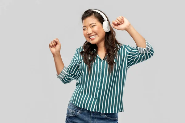 Azji kobieta w słuchawki słuchanie muzyki — Zdjęcie stockowe