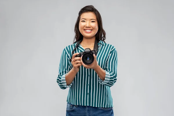 Asiática fotógrafa feminina com câmera digital — Fotografia de Stock