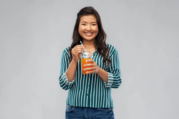 Mujer asiática con jugo en taza de plástico con paja — Foto de Stock