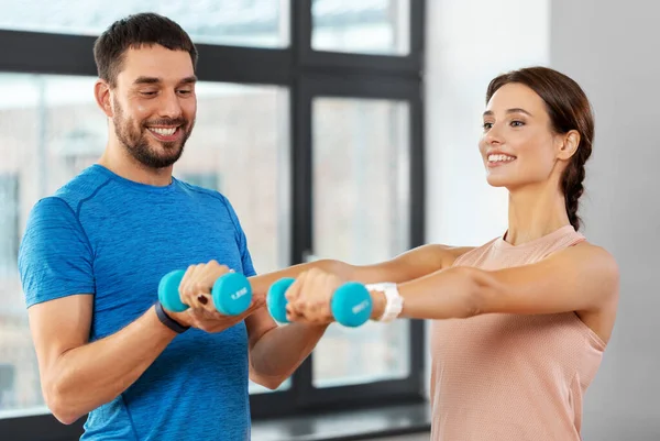 Casal feliz exercitando em casa — Fotografia de Stock