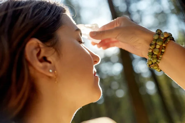 Mulher ou bruxa realizando ritual mágico na floresta — Fotografia de Stock