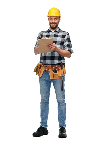Mężczyzna pracownik lub budowniczy w kasku ze schowkiem — Zdjęcie stockowe
