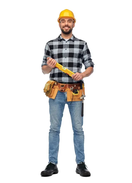 Szczęśliwy mężczyzna pracownik lub budowniczy w kasku z poziomu — Zdjęcie stockowe