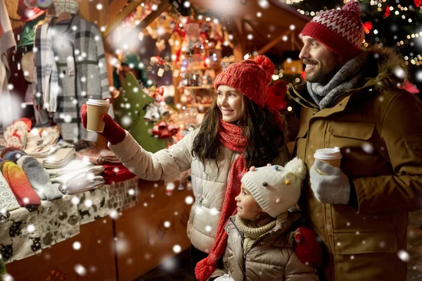 Сім'я з виносним напоєм на різдвяному ринку — стокове фото