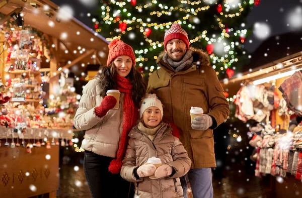 Famille avec boissons à emporter au marché de Noël — Photo