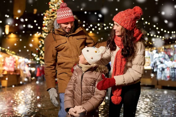 Mutlu aile, şehirdeki Noel pazarında. — Stok fotoğraf